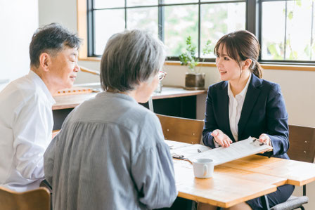 空き家の相続や売却について調べるイメージ